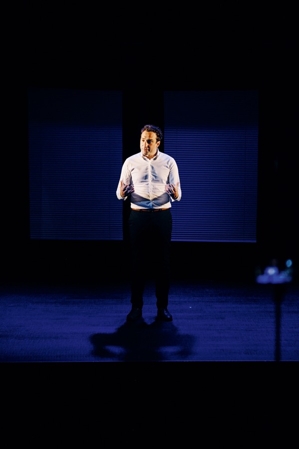 En chemise blanche, sous une lumière bleue