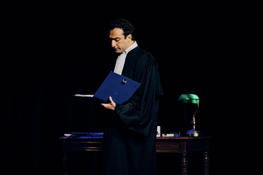 Lisant un dossier bleu, en robe