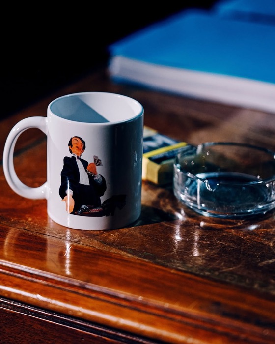 Le mug de Maître Mô sur le bureau
