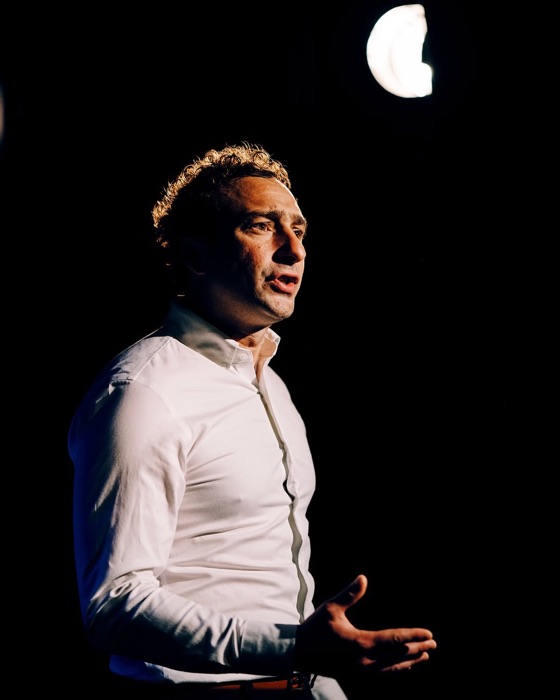 Hilaire Besse en chemise blanche sur scène